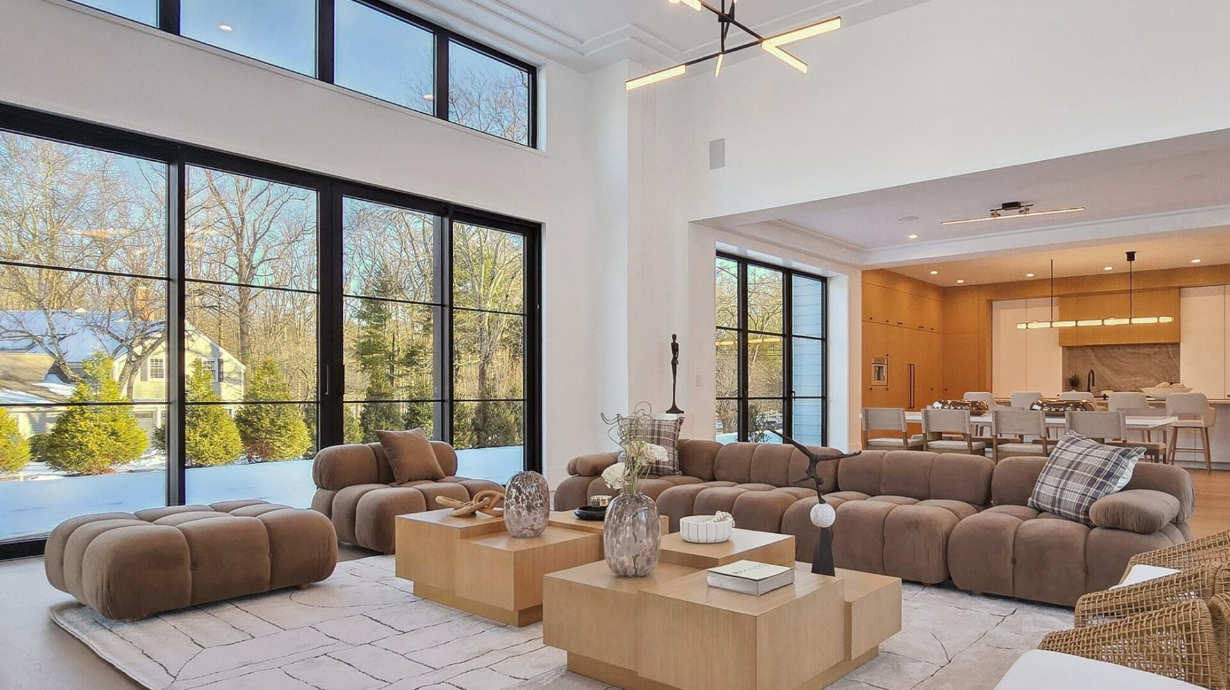 Pivot doors vs. hinged doors